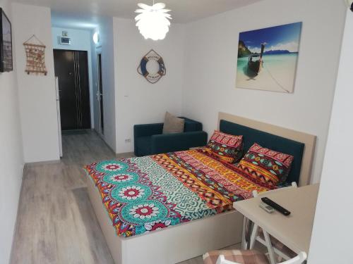 サターンにあるYvo Mermaid & Saturn / Mangaliaの小さなベッドルーム(ベッド1台、ソファ付)