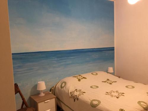 a bedroom with a painting of the ocean at B&B DONNA PORZIA in Trani