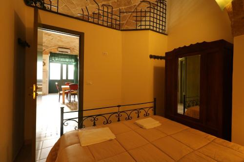 ein Schlafzimmer mit einem Bett und einem großen Spiegel in der Unterkunft Mulberry House in Polignano a Mare