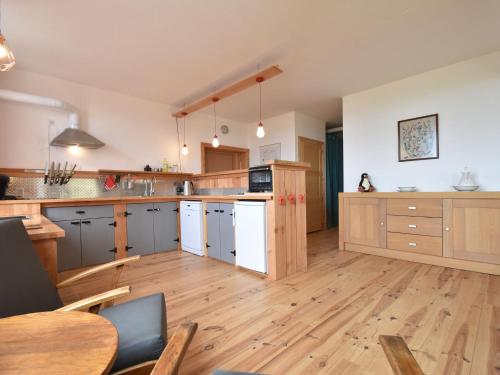 Il comprend une grande cuisine dotée de parquet et de comptoirs en bois. dans l'établissement Mansion in Cuzy with Pool and Scenic Views, à Cuzy