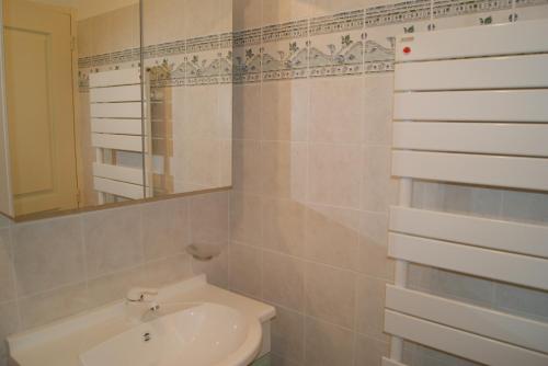 La salle de bains est pourvue d'un lavabo, de toilettes et d'un miroir. dans l'établissement Bastide de l'orme, à Forcalquier