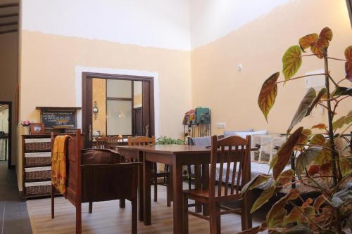 a dining room with a table and chairs at Hospedería El Pico del Fraile in Cobreros