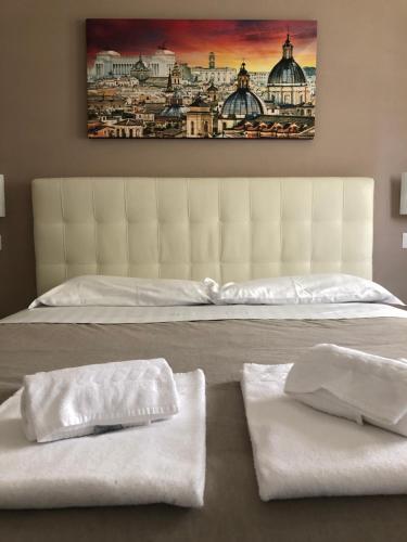 ローマにあるVMH Vatican Modern Houseのベッド2台(上に白いタオル付)