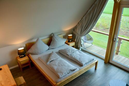 Giường trong phòng chung tại Schwansee.Haus**** 22A