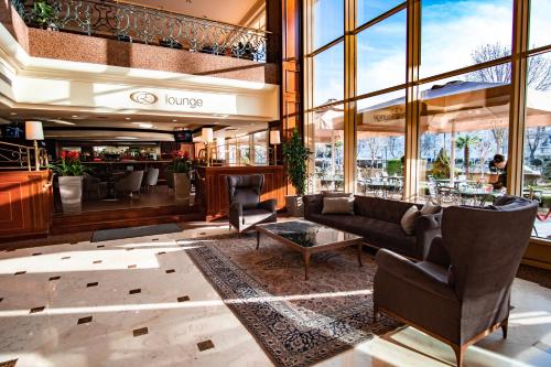 a lobby with a couch and a table and a bar at Eresin Hotels Topkapı in Istanbul