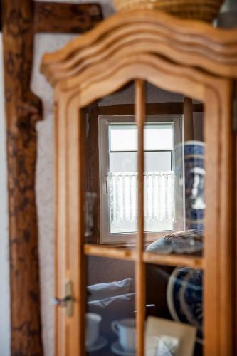 a reflection of a window in a wooden mirror at Gaja-Białowieża in Wiluki