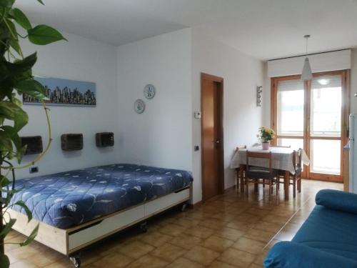 1 dormitorio con 1 cama y mesa de comedor en La Terrazza, en Vaglia