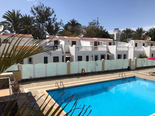 una piscina frente a un edificio blanco en Apartment Virginia en Playa de las Americas