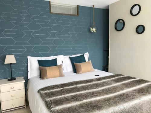 オンフルールにあるappartement Charles Baudelaireの青い壁のベッドルーム1室(ベッド1台付)