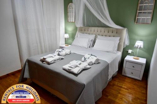 A bed or beds in a room at HELLENIC ESTATE SUITES