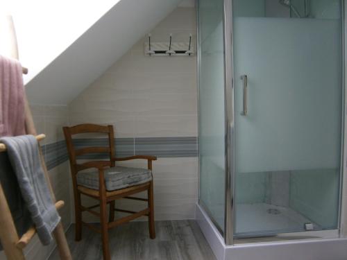 a bathroom with a shower and a wooden chair at La Clef des Champs in Saint-Alban