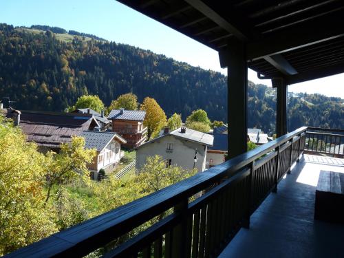 une vue depuis le balcon d'une maison dans l'établissement Le Bourjaillet, à Notre-Dame-de-Bellecombe