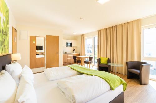 Habitación de hotel con cama y sala de estar. en INhouse - Wohnen auf Zeit en Ingolstadt