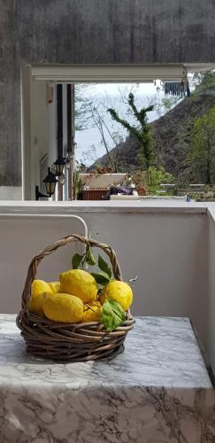 una cesta de fruta amarilla sentada en una mesa en Casa Vacanza Giovanna, en Vietri