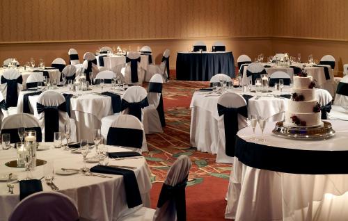 a room filled with tables with white tablesablish at Atlanta Evergreen Lakeside Resort in Stone Mountain