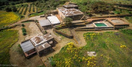 an aerial view of a house with a garden at 2 Gatti - Sogno in Pantelleria
