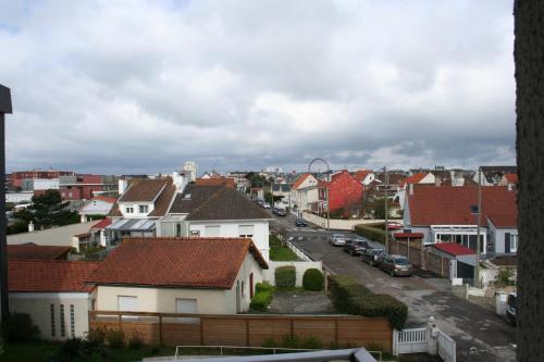 a view of a town with houses and cars at calypso 2 in Berck-sur-Mer