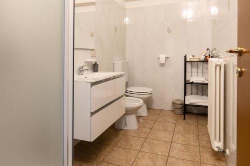 uma casa de banho branca com um WC e um lavatório em Agriturismo Jesson Rosamund em Cantù