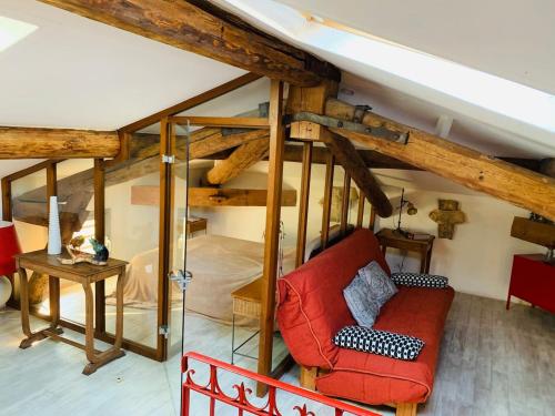 - un salon avec un canapé rouge et des lits superposés dans l'établissement Maison de maitre, coeur de ville., à Sète