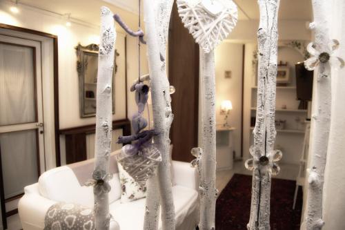 サロにあるVilla Luna Lombardaの白いカーテンと白いソファが備わる客室です。