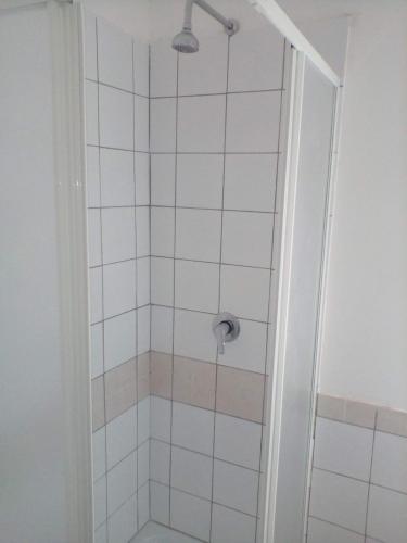 una doccia con soffione in un bagno di Mamena a Paestum