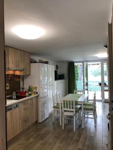 Η κουζίνα ή μικρή κουζίνα στο Bendegúz Vendégház