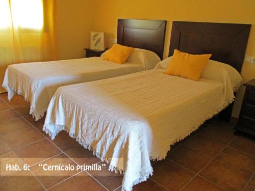 A bed or beds in a room at Casa Rural El Nidal