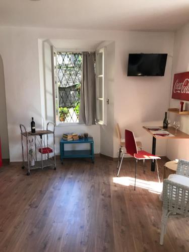 a living room with a table and a window at Appartamenti I Giardini Di Villa Melzi in Bellagio