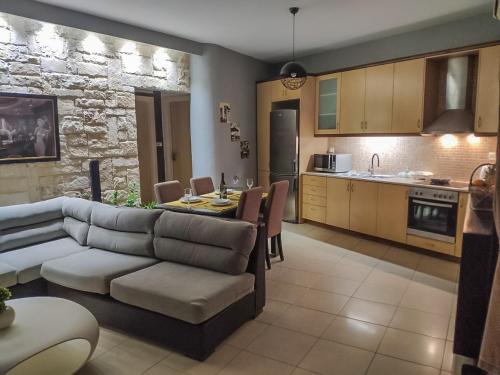 Il comprend un salon et une cuisine avec un canapé et une table. dans l'établissement Luxury Seaside House in Mades Heraklion, à Agia Pelagia