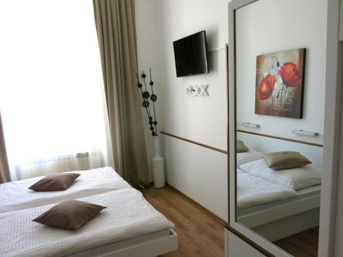 um espelho num quarto com uma cama em KIBI Rooms self check-in em Viena