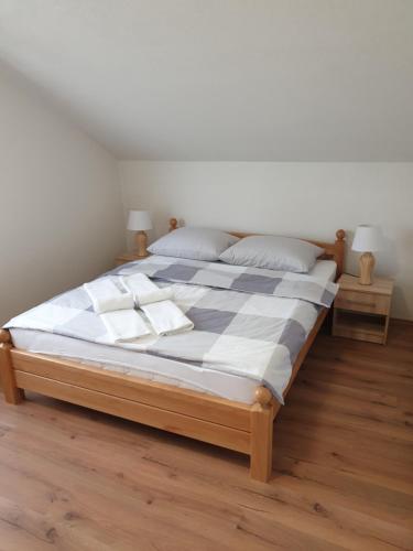 Ένα ή περισσότερα κρεβάτια σε δωμάτιο στο Apartments Karabegovic