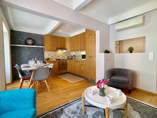 un salon avec une table et des chaises et une cuisine dans l'établissement Palais Massena - Easy Home Booking, à Nice