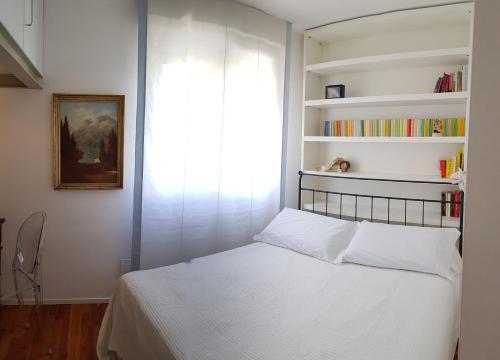 リーヴァ・デル・ガルダにあるRiva Celesteのベッドルーム1室(ベッド1台付)、窓(本付)