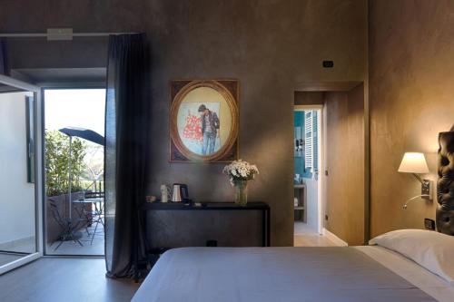una camera con un grande letto e uno specchio di Casa Pacifico B&B a Pompei