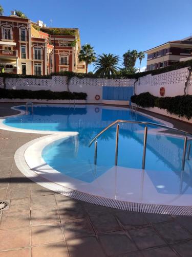 una piscina de agua azul en un edificio en Perla's House Studio with incredible sea view en Puerto de la Cruz