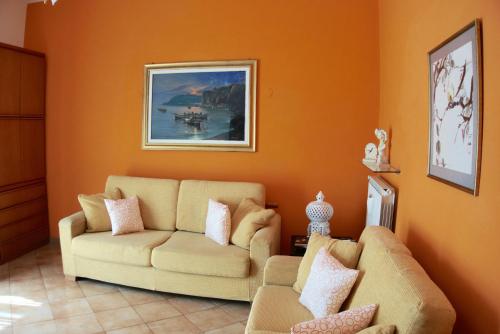 un soggiorno con divano e sedia di Appartamento da Marietta a Tivoli Terme