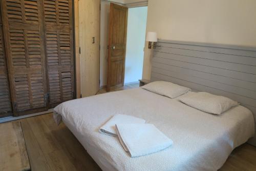 Katil atau katil-katil dalam bilik di EXCEPTIONNEL, maison de vacances dans parc, climatisation, parking, calme assuré