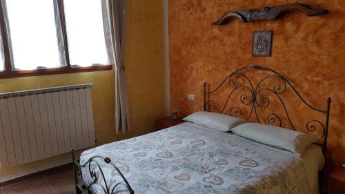 una camera con un letto in una stanza con finestre di La fornace centro ippico a Como