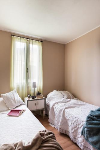 a bedroom with two beds and a window at Agriturismo Podere L'Agave in San Vincenzo