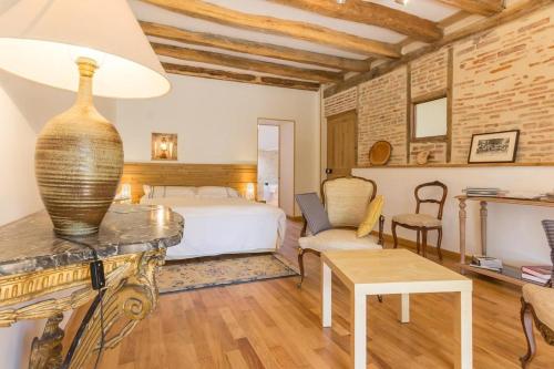 1 dormitorio con 1 cama y 1 mesa en una habitación en La Thibaude - Livry, en Livry