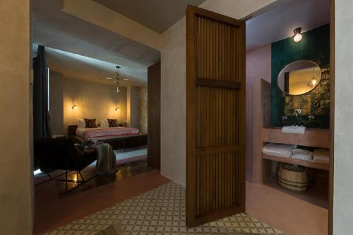 Postel nebo postele na pokoji v ubytování The Riad - Adults Only