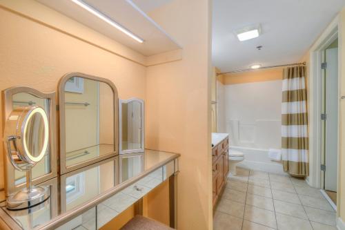 uma casa de banho com um lavatório espelho e um WC. em Horizon at 77th Avenue North by Palmetto Vacations em Myrtle Beach