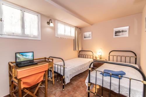 Postel nebo postele na pokoji v ubytování Central Tinos Island Maisonette
