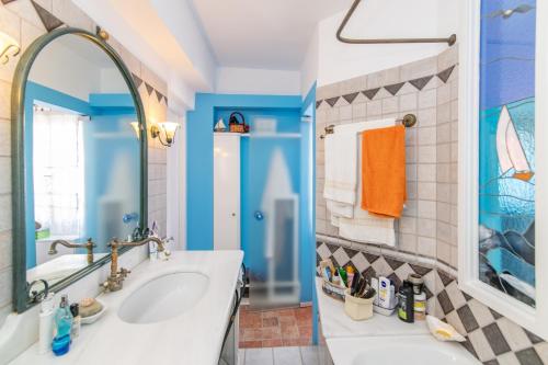 Koupelna v ubytování Central Tinos Island Maisonette