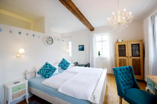 1 dormitorio con 1 cama y 1 silla azul en Villa Geriwada, en Gedern