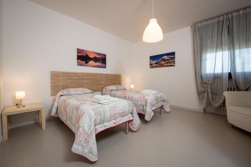 um quarto com 2 camas, uma mesa e um sofá em B&B Interno 14 em Taranto