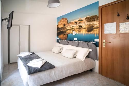 una camera da letto con un letto e un dipinto sul muro di Merulana Star a Roma