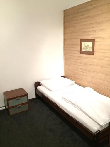 una camera con letto con testiera in legno e tavolo di Sopocki Dworek a Sopot