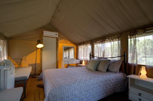 - une chambre avec un lit dans une tente dans l'établissement Agrikies Country Retreat, à Marathopolis