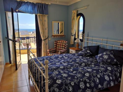 1 dormitorio con cama y vistas al océano en Bahía Meloneras, en Meloneras